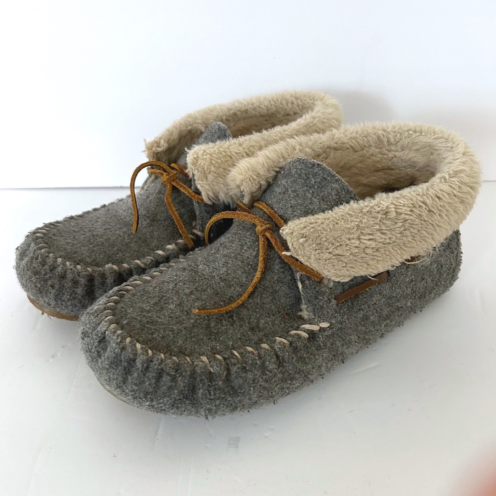 Minnetonka Chrissy Moccasin Slippers Womens 9 Grey Faux Fur Wool Booties 44815